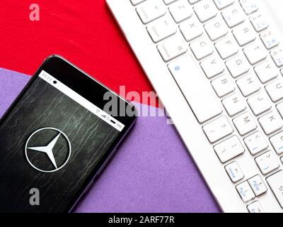 Dans cette illustration photo, le logo Mercedes Benz est affiché sur un smartphone Banque D'Images