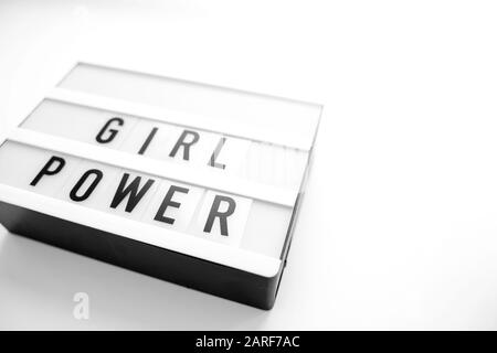 Texte « Girl Power » sur la visionneuse. Vue de dessus. Fond blanc Banque D'Images