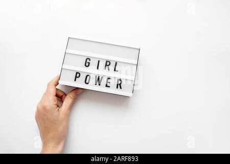 Texte « Girl Power » sur la visionneuse. Vue de dessus. Fond blanc Banque D'Images