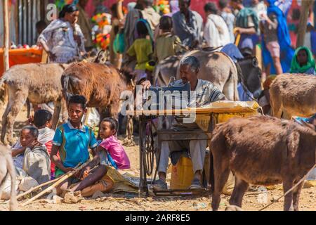 Lac Tana, Ethiopie - 25 janvier 2019 - marché près du lac Tana avec un homme travaillant derrière une machine à coudre dans le centre Banque D'Images