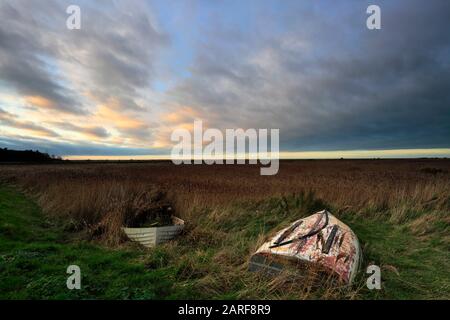 Vue sur le coucher du soleil sur Les marais De Cley-Next-the-Sea, côte nord de Norfolk, Angleterre Banque D'Images