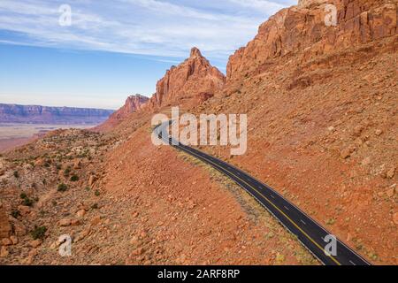 Vue panoramique sur une route vers la ville de Page, Arizona Banque D'Images