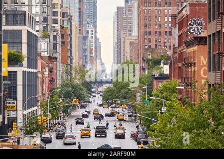 New York, États-Unis - 28 juin 2018 : 10 e Avenue très fréquentée dans le quartier de Chelsea par jour de pluie. Banque D'Images