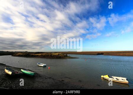 Vue sur les bateaux à Burnham Overy Staithe Quay, North Norfolk, Angleterre, Royaume-Uni Banque D'Images