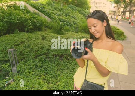 Jeune femme touristique magnifique explorant la ville Banque D'Images