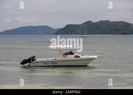 Bateaux à moteur sur la côte de l'île de Curieuse, Seychelles. Banque D'Images