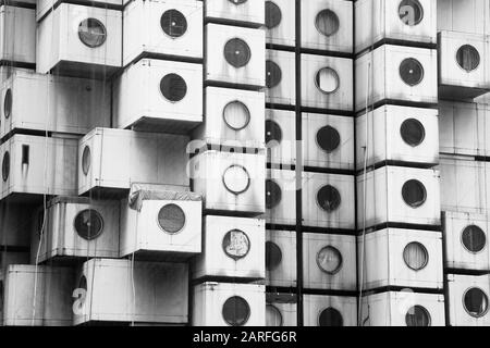 Tokyo, JAPON - 22 JUIN 2016 : l'emblématique tour de la capsule Nakagin à Shimbashi, Tokyo. Construit en 1972 conçu par Kisho Kurosawa et un rare examp survivant Banque D'Images