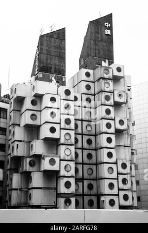 Tokyo, JAPON - 22 JUIN 2016 : l'emblématique tour de la capsule Nakagin à Shimbashi, Tokyo. Construit en 1972 conçu par Kisho Kurosawa et un rare examp survivant Banque D'Images