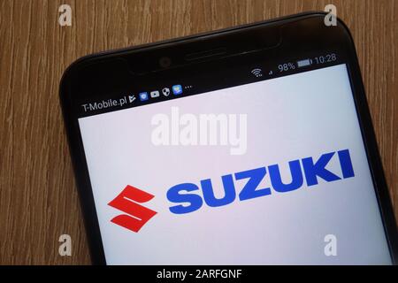 Logo Suzuki affiché sur un smartphone moderne Banque D'Images