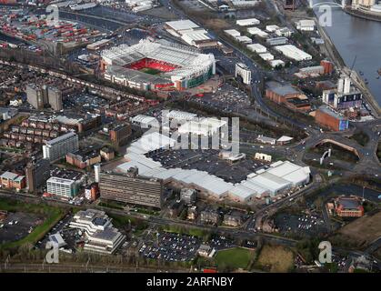 Vue aérienne du White City Retail Park, du stade Old Trafford de Manchester United, de Stretford, de Manchester, au Royaume-Uni Banque D'Images
