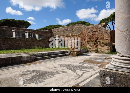 Rome. Italie. Ostia Antica. Caserma dei Vigili (casernes de la brigade des pompiers). Mosaïque représentant le sacrifice de taureaux dans les pronaos (vestibule) de TH Banque D'Images