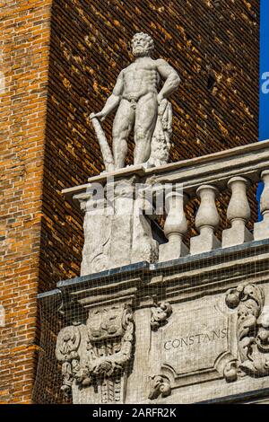 Détail du Palazzo Maffei avec statue de divinité à la Piazza delle Erbe à Vérone, Italie Banque D'Images