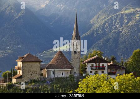 Le petit village de St Georgen ou San Giorgio près de Meran dans le Tyrol du Sud, en Italie, est entouré de vergers de pommes et est noté pour son église ronde. Banque D'Images