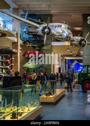 Science Museum London - exposition au rez-de-chaussée au Science Museum South Kensington Londres, y compris un avion de ligne Lockheed Electra Banque D'Images