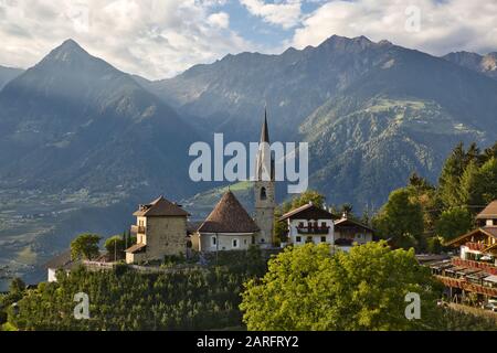 Le petit village de St Georgen ou San Giorgio près de Meran dans le Tyrol du Sud, en Italie, est entouré de vergers de pommes et est noté pour son église ronde. Banque D'Images