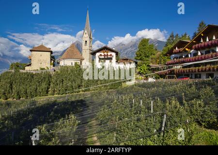 Le petit village de St Georgen ou San Giorgio près de Meran dans le Tyrol du Sud, en Italie, est entouré de vergers de pommes et est noté pour son église ronde. Banque D'Images