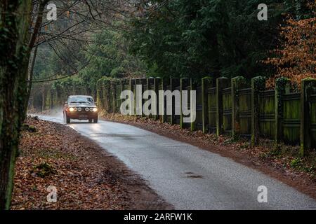 Sychrov, République Tchèque. 28 janvier 2020. Une voiture ancienne rivalise avec la course d'hiver 2020, course internationale longue distance des anciens combattants, le 28 janvier 2020, à Sychrov, dans la région de Liberec, en République tchèque. Au total, 71 anciens combattants sont inscrits. Le concours prend fin le 31 janvier au lac Wolfgangsee en Autriche. Crédit: Radek Petrasek/Ctk Photo/Alay Live News Banque D'Images