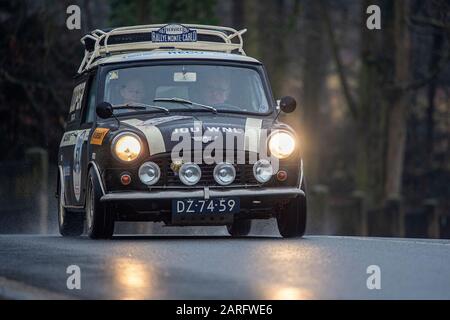 Sychrov, République Tchèque. 28 janvier 2020. Une voiture ancienne rivalise avec la course d'hiver 2020, course internationale longue distance des anciens combattants, le 28 janvier 2020, à Sychrov, dans la région de Liberec, en République tchèque. Au total, 71 anciens combattants sont inscrits. Le concours prend fin le 31 janvier au lac Wolfgangsee en Autriche. Crédit: Radek Petrasek/Ctk Photo/Alay Live News Banque D'Images