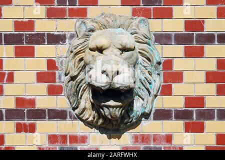 Lion muzzle bas relief sur le mur de brique Banque D'Images
