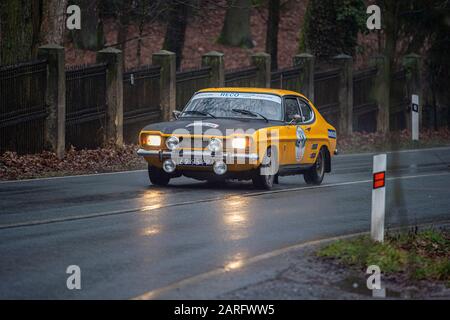 Sychrov, République Tchèque. 28 janvier 2020. Une voiture ancienne rivalise avec la course d'hiver 2020, course internationale longue distance des anciens combattants, le 28 janvier 2020, à Sychrov, dans la région de Liberec, en République tchèque. Au total, 71 anciens combattants sont inscrits. Le concours prend fin le 31 janvier au lac Wolfgangsee en Autriche. Crédit: Radek Petrasek/Ctk Photo/Alay Live News Banque D'Images