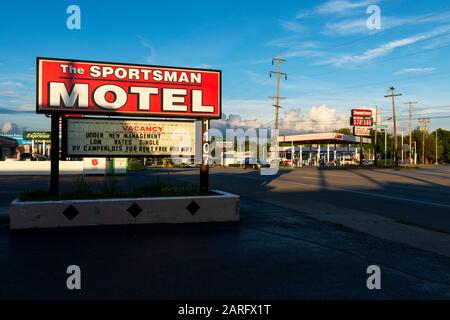 Lexington, Kentucky, États-Unis - 29 juin 2014: Le Sporsman Motel signe avec une station-service sur l'arrière-plan le long de Winchester Road, dans la ville de Lexi Banque D'Images