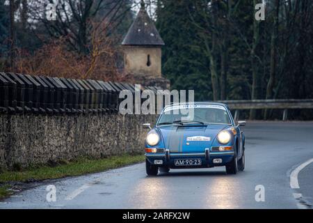 Sychrov, République Tchèque. 28 janvier 2020. Une voiture ancienne rivalise avec la course d'hiver 2020, course internationale longue distance des anciens combattants, le 28 janvier 2020, à Sychrov, dans la région de Liberec, en République tchèque. Au total, 71 anciens combattants sont inscrits. Le concours prend fin le 31 janvier au lac Wolfgangsee en Autriche. Crédit: Radek Petrasek/Ctk Photo/Alay Live News Banque D'Images