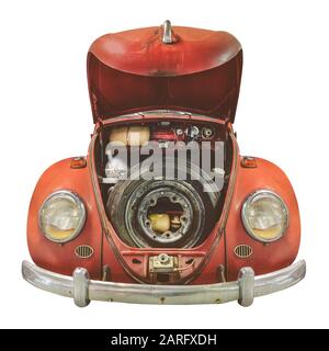 Vue avant d'une voiture classique rouillée avec capuche ouverte isolée sur un fond blanc Banque D'Images