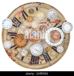 Collection de montres et pièces d'horloge rouillées d'époque sur une face de l'ancienne horloge Banque D'Images