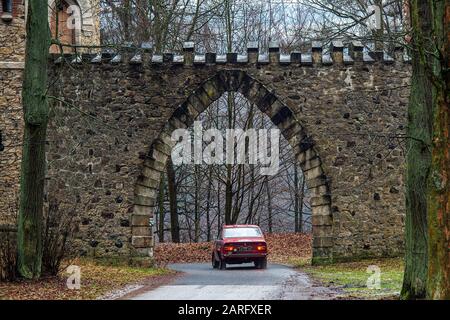 Sychrov, République Tchèque. 28 janvier 2020. Une voiture ancienne rivalise avec la course d'hiver 2020, course internationale longue distance des anciens combattants, le 28 janvier 2020, à Sychrov, dans la région de Liberec, en République tchèque. Au total, 71 anciens combattants sont inscrits. Le concours prend fin le 31 janvier au lac Wolfgangsee en Autriche. Crédit: Radek Petrasek/Ctk Photo/Alay Live News Banque D'Images