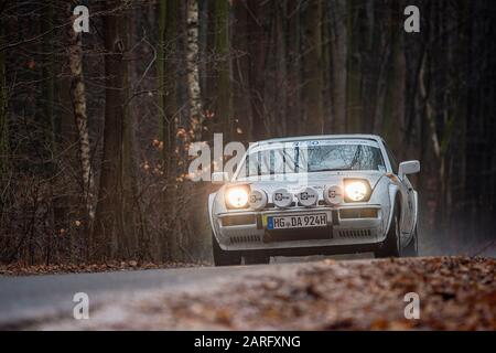 Sychrov, République Tchèque. 28 janvier 2020. Une voiture ancienne rivalise avec la course d'hiver 2020, course internationale longue distance des anciens combattants, le 28 janvier 2020, à Sychrov, dans la région de Liberec, en République tchèque. Au total, 71 anciens combattants sont inscrits. Le concours prend fin le 31 janvier au lac Wolfgangsee en Autriche. Crédit: Radek Petrasek/Ctk Photo/Alay Live News Banque D'Images