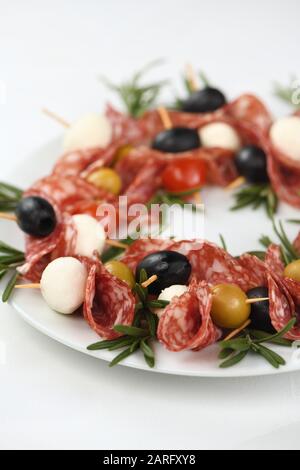 Couronne de Noël - antipasto. Canapés salami aux olives, mozzarella de bébé. Banque D'Images