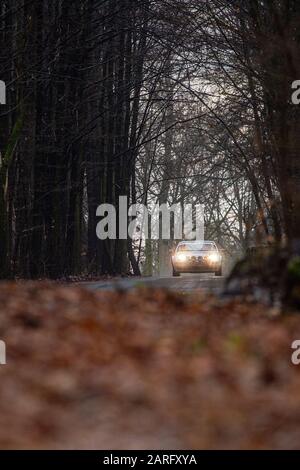 Sychrov, République Tchèque. 28 janvier 2020. Une voiture ancienne rivalise avec la course d'hiver 2020, course internationale longue distance des anciens combattants, le 28 janvier 2020, à Sychrov, dans la région de Liberec, en République tchèque. Au total, 71 anciens combattants sont inscrits. Le concours prend fin le 31 janvier au lac Wolfgangsee en Autriche. Crédit: Radek Petrasek/Ctk Photo/Alay Live News Banque D'Images