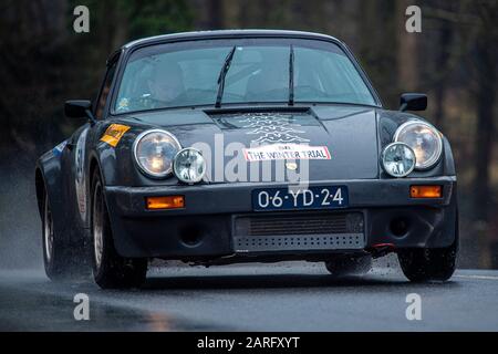 Sychrov, République Tchèque. 28 janvier 2020. Une voiture ancienne rivalise avec la course d'hiver 2020, course internationale longue distance des anciens combattants, le 28 janvier 2020, à Sychrov, dans la région de Liberec, en République tchèque. Au total, 71 anciens combattants sont inscrits. Le concours prend fin le 31 janvier au lac Wolfgangsee en Autriche. Crédit: Radek Petrasek/Ctk Photo/Alay Live News Banque D'Images