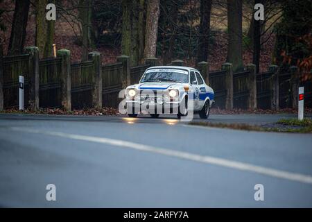 Sychrov, République Tchèque. 28 janvier 2020. Une voiture ancienne rivalise avec la course d'hiver 2020, course internationale longue distance des anciens combattants, le 28 janvier 2020, à Sychrov, dans la région de Liberec, en République tchèque. Au total, 71 anciens combattants sont inscrits. Le concours prend fin le 31 janvier au lac Wolfgangsee en Autriche. Crédit: Radek Petrasek/Ctk Photo/Alay Live News Banque D'Images