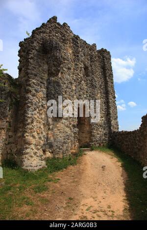 Burgruine Lichtenegg, Überrest einer hochmittelalterlichen Adelsburg über dem gleichnamigen Dorf Lichtenegg, Gemeinde Birgland, Landkreis Amberg-Sulzb Banque D'Images