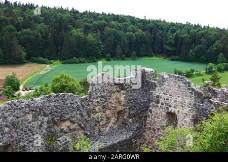 Burgruine Lichtenegg, Überrest einer hochmittelalterlichen Adelsburg über dem gleichnamigen Dorf Lichtenegg, Gemeinde Birgland, Landkreis Amberg-Sulzb Banque D'Images