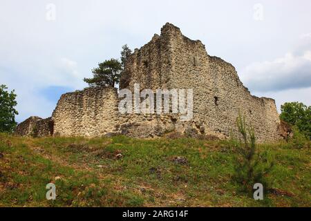 Burgruine Lichtenegg, Überrest einer hochmittelalterlichen Adelsburg über dem gleichnamigen Dorf Lichtenegg, Gemeinde Birgland, Landkreis Amberg-Sulzb Banque D'Images