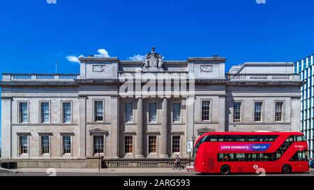 Fishmongers Hall Londres. Fishmongers' Hall 1834, un bâtiment classé de Grade II* nr London Bridge, QG de la Worshipful Company of Fishmongers livery co.. Banque D'Images