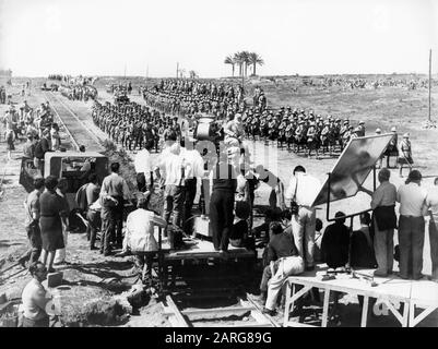 Sur le lieu de tournage candié JACK HAWKINS (en voiture) et ANTHONY QUAYLE (à dos de chameau) dans LAWRENCE D'ARABIE 1962 réalisateur DAVID LEAN scénario ROBERT BOLT et MICHAEL WILSON producteur SAM SPIEGEL Horizon Pictures / Columbia Pictures Corporation Banque D'Images