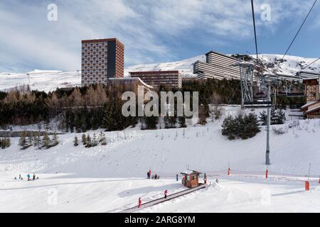 Montez à cheval sur le télésiège de Tortollet dans la station de ski française des Menuires, dans le domaine skiable des trois vallées. Passage sur les pistes de pépinière. Banque D'Images