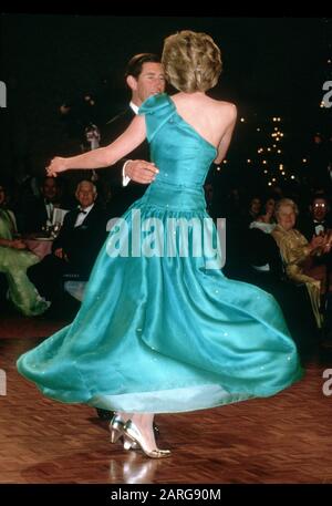TRH Prince Charles et Princesse Diana dansant au Southern Cross Hotel, Melbourne, Australie octobre 1985 Banque D'Images