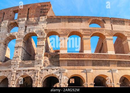 Colisée À Rome, Italie. L'ancien Colisée romain est l'une des principales attractions touristiques d'Europe. Les gens visitent le célèbre Colisée dans le centre de Rome. Banque D'Images