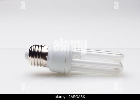 Faible consommation, moins de chaleur, consommation responsable avec de l'énergie; ampoules à économie d'énergie et luminosité maximale pour bien voir, lire bien; Parfaitement il Banque D'Images