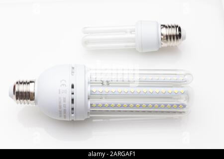 Faible consommation, moins de chaleur, consommation responsable avec de l'énergie; ampoules à économie d'énergie et luminosité maximale pour bien voir, lire bien; Parfaitement il Banque D'Images
