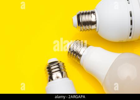 Faible consommation, moins de chaleur, consommation responsable avec de l'énergie; ampoules à économie d'énergie et luminosité maximale pour bien voir, lire bien; Parfaitement il Banque D'Images