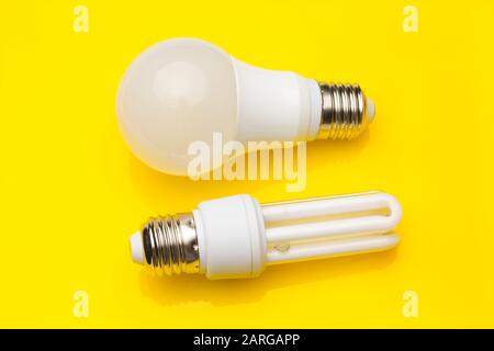 Faible consommation, moins de chaleur, consommation responsable avec de l'énergie; ampoules à économie d'énergie et luminosité maximale pour bien voir, lire bien; Parfaitement il Banque D'Images