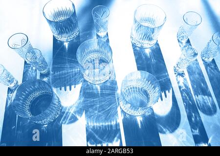 Motif couleur très tendance avec des lunettes et des ombres sur fond bleu classique. Classique Bleu Couleur de l'année 2020 inscription. Banque D'Images