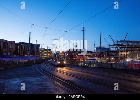 Lever du soleil à l'heure du bleu au-dessus de la ligne d'horizon du Côté sud de Nottingham City, Notinghamshire Angleterre Royaume-Uni Banque D'Images