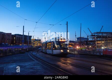 Lever du soleil à l'heure du bleu au-dessus de la ligne d'horizon du Côté sud de Nottingham City, Notinghamshire Angleterre Royaume-Uni Banque D'Images