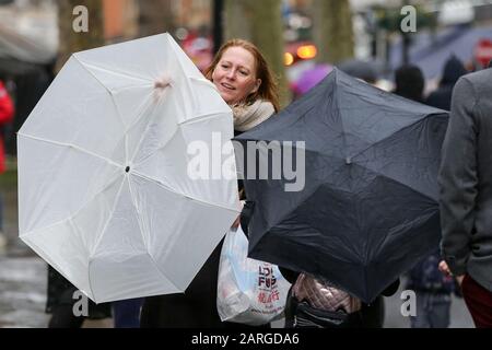 Londres, Royaume-Uni. 28 janvier 2020. Une femme tient un parapluie pendant les précipitations dans le centre de Londres. Crédit: Steve Taylor/Sopa Images/Zuma Wire/Alay Live News Banque D'Images